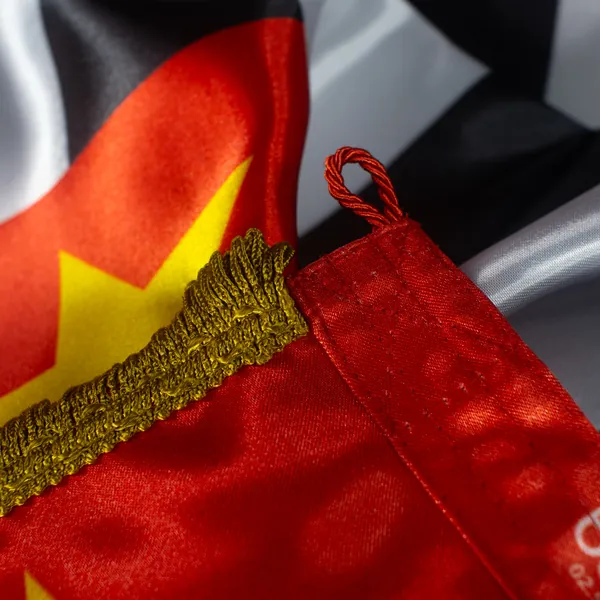 Detalhe da franja dourada da bandeira em cetim