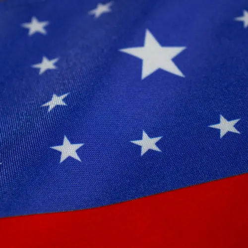 Detalhe das cores da bandeira do Amazonas no tecido
