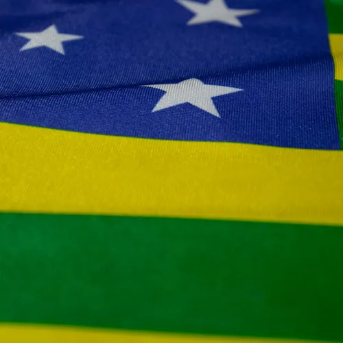 Detalhe das cores da bandeira de Goiás no tecido