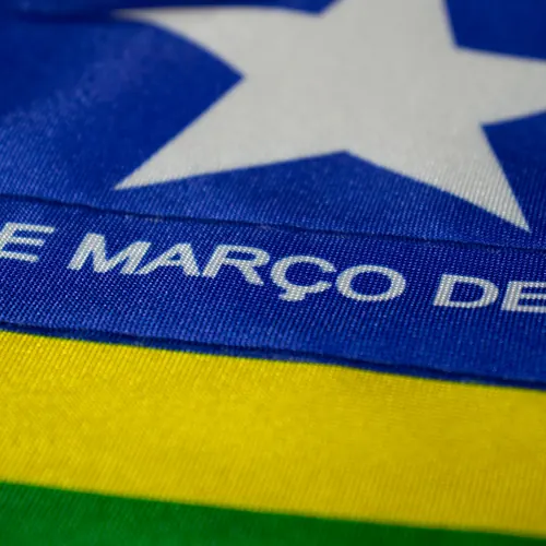 Detalhe das cores da bandeira do Piauí no tecido