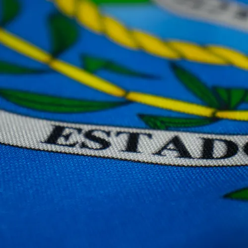 Detalhe das cores da bandeira do Rio de Janeiro no tecido