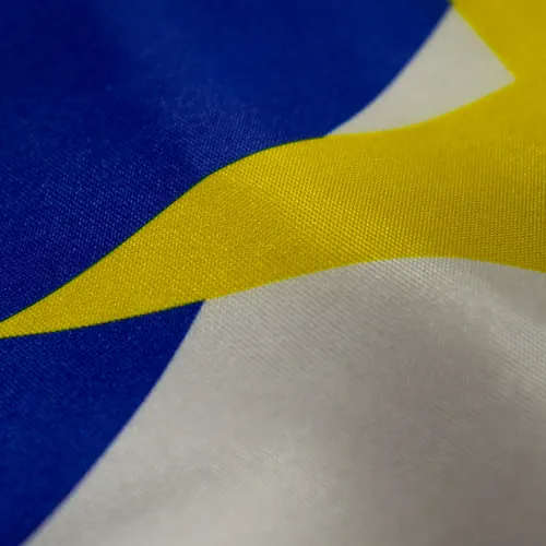 Detalhe das cores da bandeira de Roraima no tecido