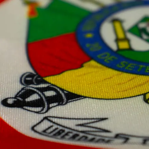 Detalhe do caimento da bandeira do Rio Grande do Sul