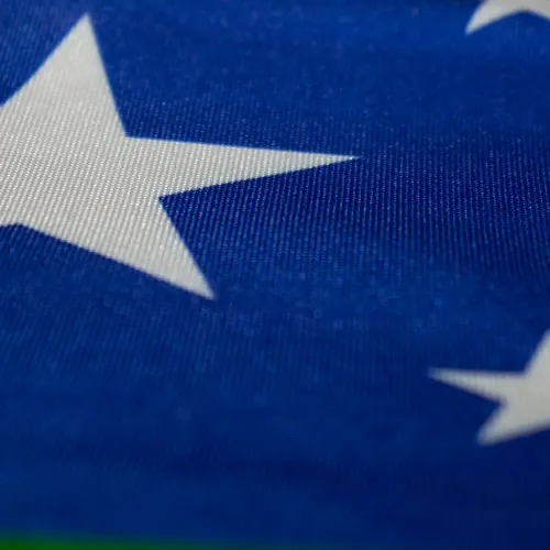 Detalhe das cores da bandeira de Sergipe no tecido